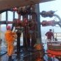 Les ouvriers gardent leur poste pour controler l'eruption d'eau.